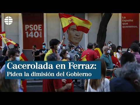 Decenas de ciudadanos se congregan frente a la sede del PSOE pidiendo la dimisión de Sánchez