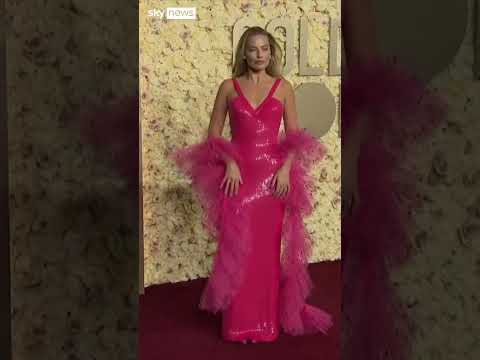 Margot Robbie arrives at the Golden Globes