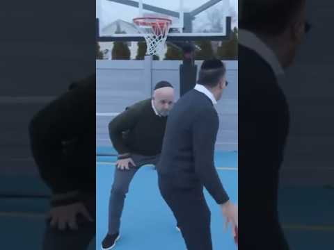 מנחם טוקר במשחק כדורסל עם יעקב שוואקי
