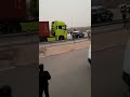 Ciężarówka eskortowana przez Policję i przebite opony