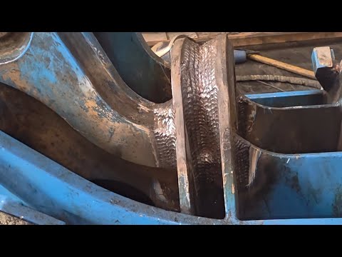 Svařování prasklého ramene důlního bagru. Welding a cracked mining excavator boom.