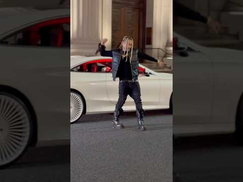 愛車のベンツSクーペの前で撮影【SHO-金