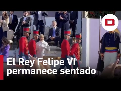 El Rey Felipe VI permanece sentado durante la llegada de la espada de Simón Bolívar