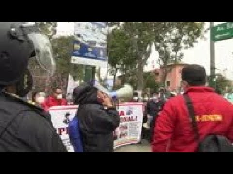 Peruvian health care workers protest for better working conditions