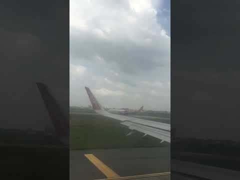 Sân bay Nội Bài chiều đông.