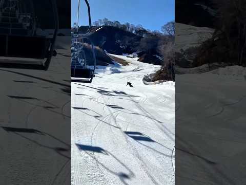 「あさイチの“誰もいないバーン”」を滑る🥳✨「朝の綺麗で締まったバーンでカービング」したり⛷️✨…「トリックを決めたり」しながら🏂✨…「最高の気持ち良さ」を味わう🙆✨(*^ー^)ノ✨#shorts