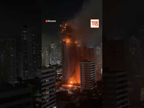 Voraz incendio consume edificio en construcción en Brasil