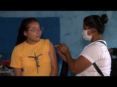 Más familias de Acahualinca son vacunadas contra el Covid-19