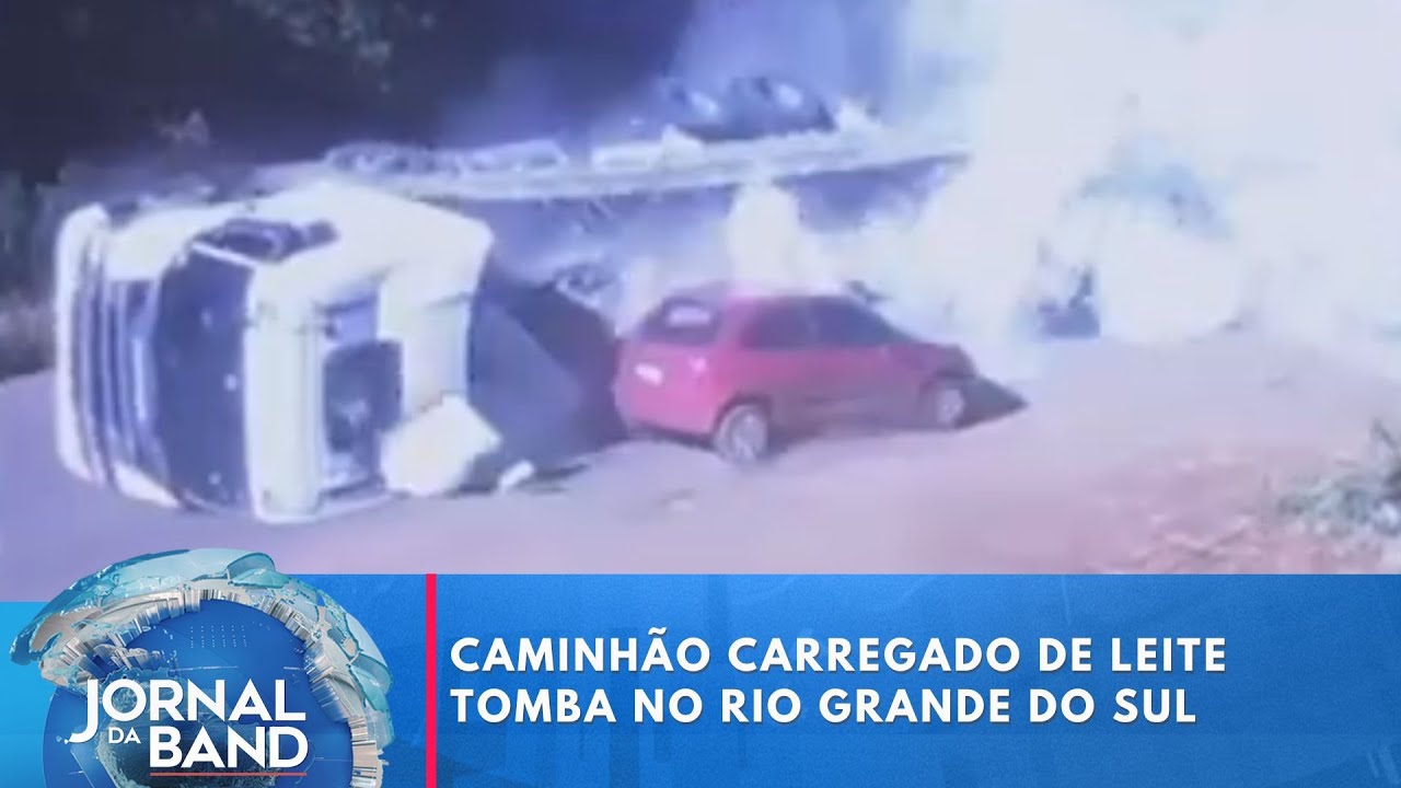 Caminhão carregado de leite tomba no Rio Grande do Sul