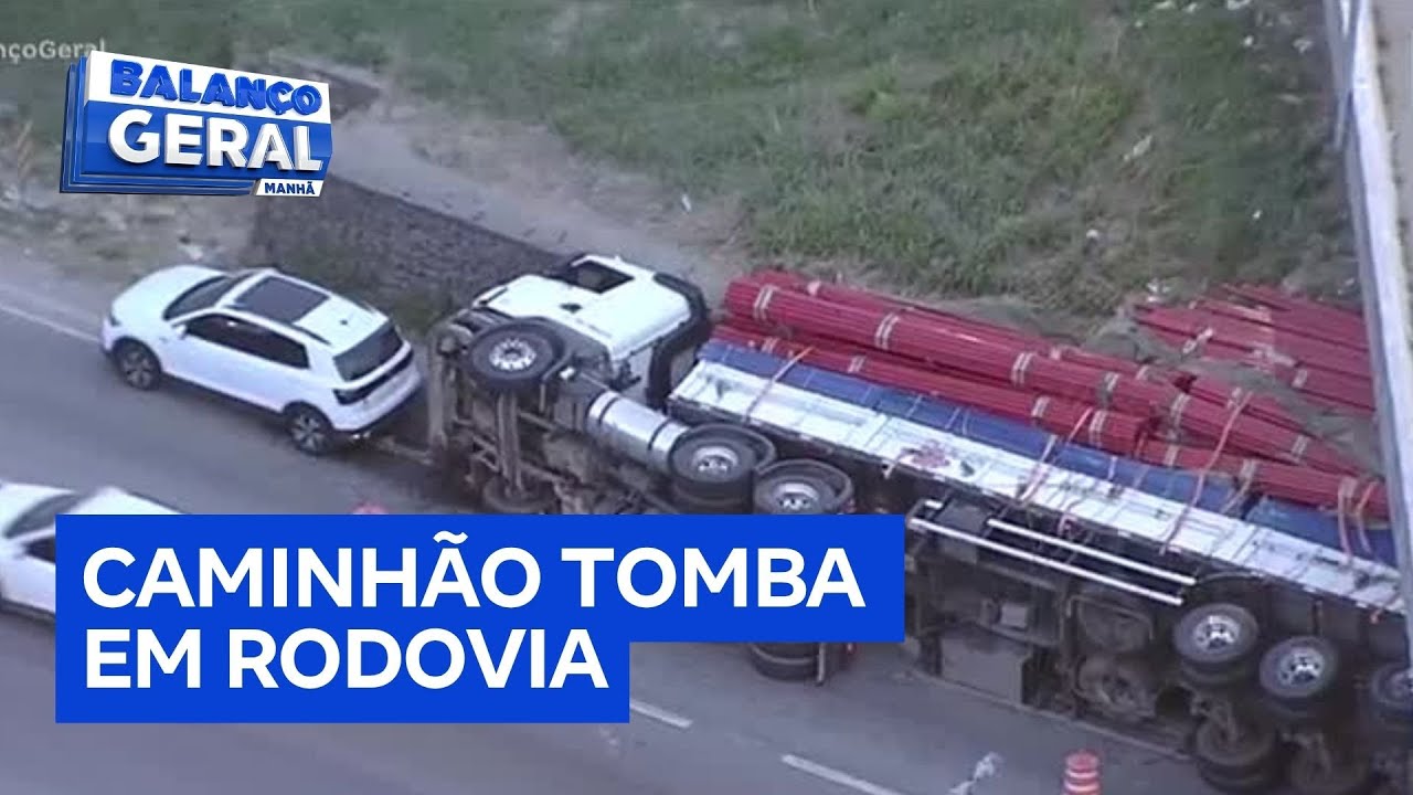 Carreta tomba na Fernão Dias e causa congestionamento de dois quilômetros