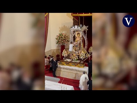 Insólita escena: irrumpe en una iglesia con un niño a hombros y lo deja con la virgen