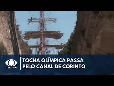 Tocha Olímpica passa pelo Canal de Corinto