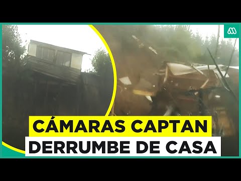 Cámaras captan derrumbe de casa construida en cerro en Curanilahue