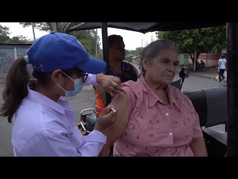 Familias del Bo. José Dolores Estrada se vacunan voluntariamente contra el Covid-19