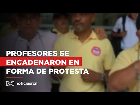 En video: profesores se encadenaron a las afueras de la Fiduprevisora en Barranquilla