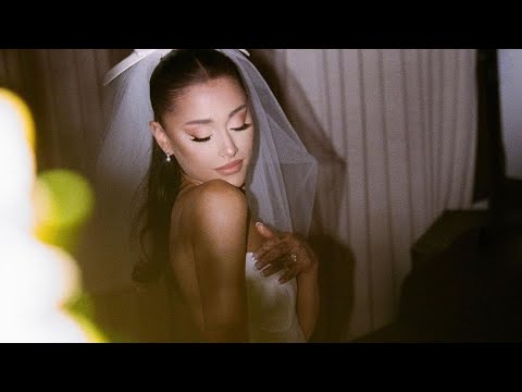 Ariana Grande sublime dans sa robe de mariée : Elle dévoile les photos de son union