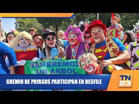 Gremio de payasos participan en desfile