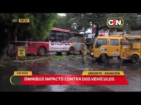 Ómnibus impactó contra dos vehículos estacionados en Asunción