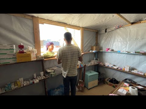 Un Gazaoui déplacé installe une pharmacie de fortune dans une tente à Rafah | AFP