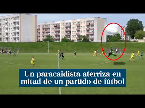 Un paracaidista aterriza de emergencia en mitad de un partido de fútbol