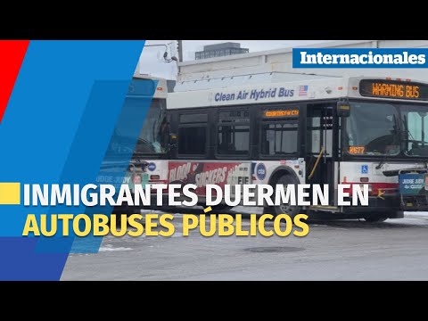 Inmigrantes duermen en autobuses públicos en Chicago