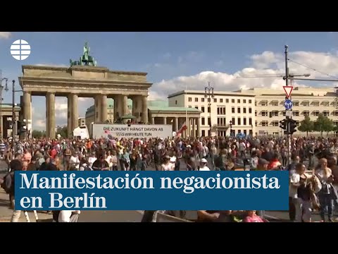 Miles de negacionistas se manifiestan en Berlín, sin mascarilla ni distancia de seguridad