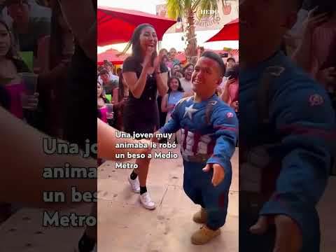 ¡Rompiendo la pista y corazones! Fan sorprende a Medio Metro y le roba un beso en pleno baile