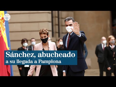 Sánchez es recibido con abucheos a su llegada a Pamplona