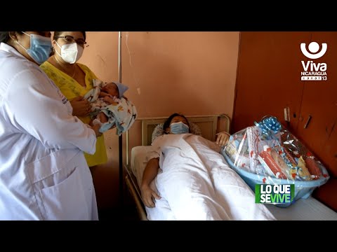 León: Minsa entrega obsequio a madres de los primeros nacidos del año