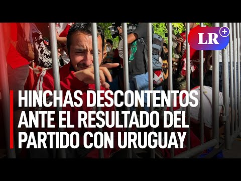 Hinchas de la bicolor muestras su descontento ante el resultado del partido con Uruguay | #LR