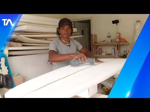 Hombre se gana la vida fabricando tablas de surf en un barrio de Quito