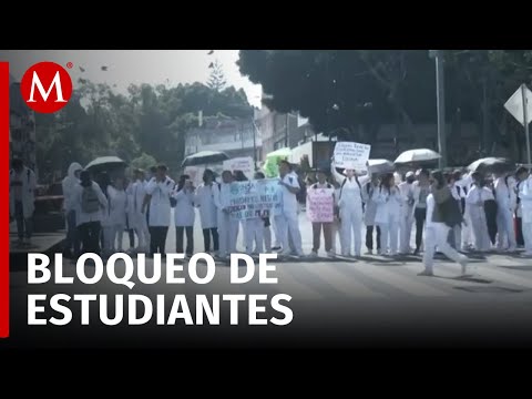 Estudiantes de Universidad de la Salud bloquean Pino Suárez y José María Izazaga en CdMx