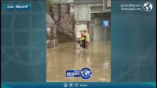 سيدة تسقط وسط السيول