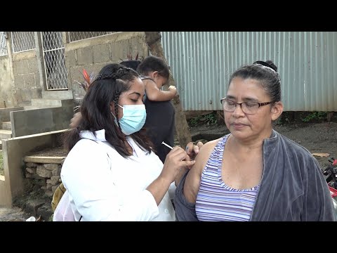 Familias del barrio 18 de Mayo se vacunan contra el Covid-19