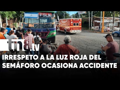 Busero se tira luz roja de semáforo e impacta a motociclista en Managua -Nicaragua
