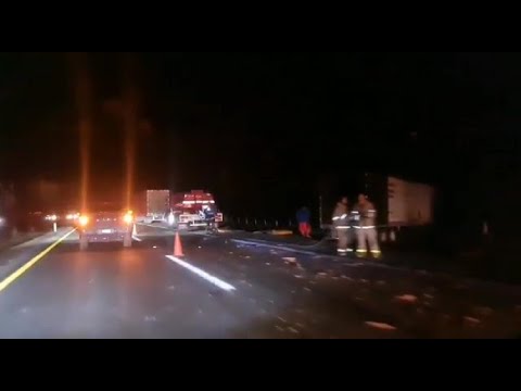 Tras carambola, se incendió tractocamión en la Carretera 57