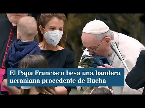 El Papa Francisco besa una bandera ucraniana procedente de Bucha