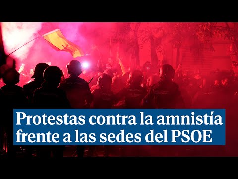 Miles de personas protestan contra la amnistía frente a las sedes del PSOE en toda España