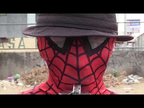Un Spiderman sin superpoderes lucha para rescatar su afectada economía por covid-19
