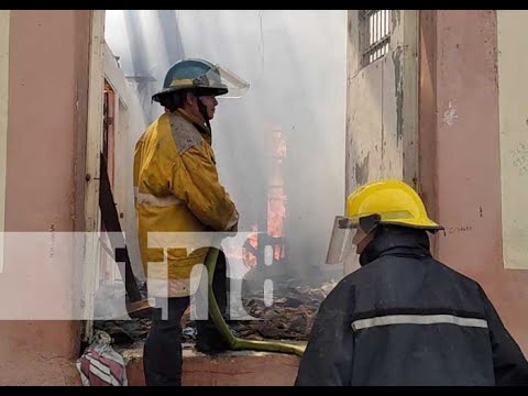 Voraz incendio afecta varias viviendas en un barrio de León