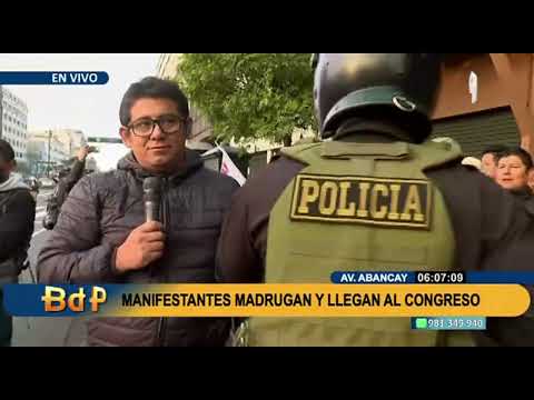 Retiran a manifestantes que llegaron hasta el Congreso para apoyar a Pedro Castillo (2/3)