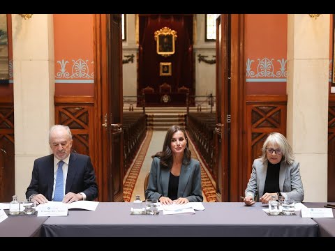 Su Majestad la Reina preside la reunión de trabajo de la Fundación del Español Urgente FundéRAU.