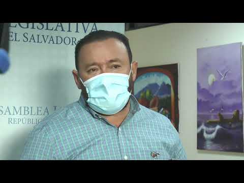 Guillermo Gallegos defiende al director de la PNC ante acusaciones de diputados