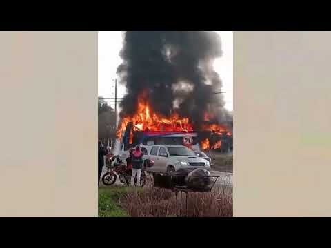 Incendio consumió un colectivo: los pasajeros pudieron descender del ómnibus