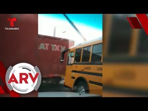 Un tren casi choca a un autobús escolar en California | Al Rojo Vivo | Telemundo
