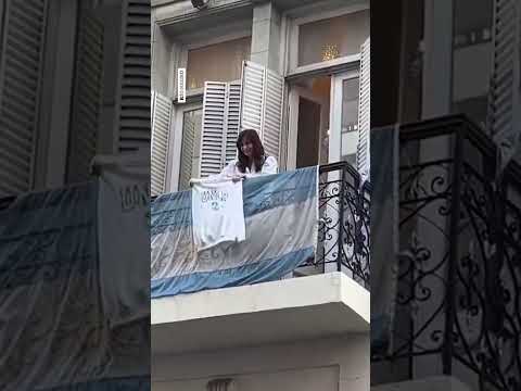 Cristina Kirchner saludó desde un balcón con un buzo de la Universidad de La Plata