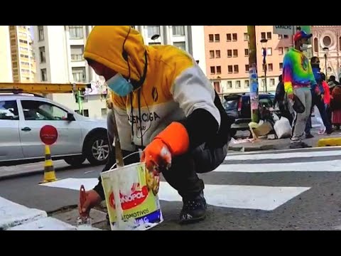 Venezolanos que ayudan reparar calles paceñas