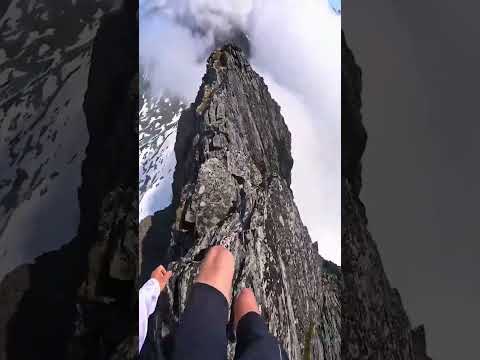 HOMBRE se JUEGA la VIDA DESCENDIENDO una MONTAÑA a PIE