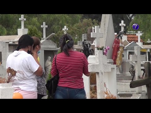 Un 10 de Mayo agridulce pasan los potosinos, al visitar a mamá en los cementerios municipales.