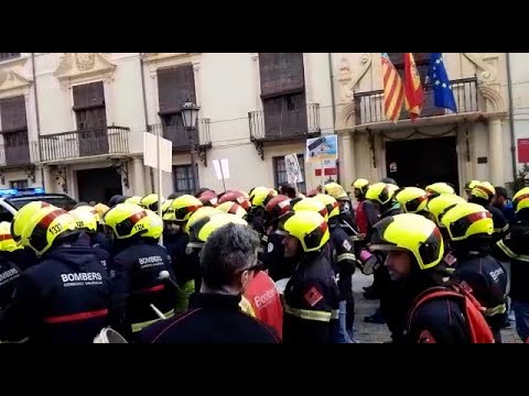 Efectivos de bomberos protestan contra la creación de la Unitat Valenciana d'Emergències